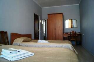 Гостиница Жемчужина Севера Вельск Двухместный номер с 2 отдельными кроватями и общей ванной комнатой-4